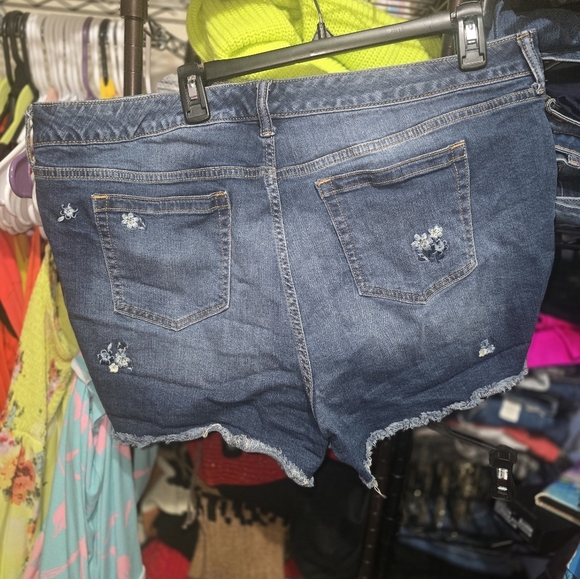 Torrid 20 Floral Embroidered Shorts - Picture 4 of 4